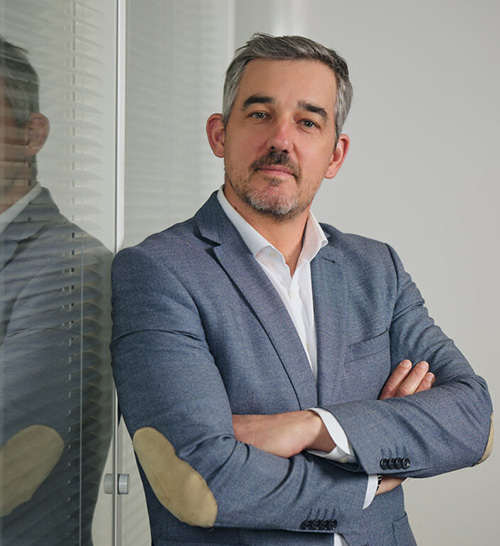 Photo de portrait de l'avocat Florent Holmi.